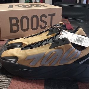 Adidas Yeezy 700 MNVN